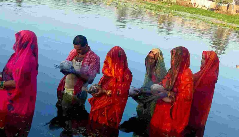 Chath Puja 2022 : डूबते सूर्य को दिया गया अ‌र्घ्य